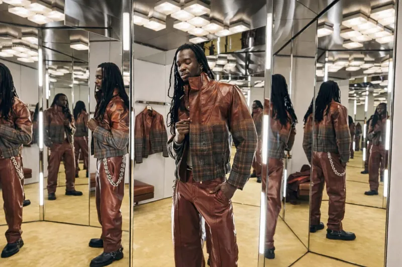 Ferrari تُطلق سترة فريدة بدمج غير مسبوق بين الصوف والجلد