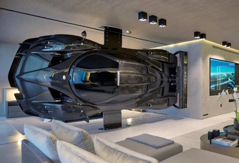 ليست للقيادة بل للعرض.. باغاني زوندا تزين ناطحة سحاب بميامي بأسلوب مميز