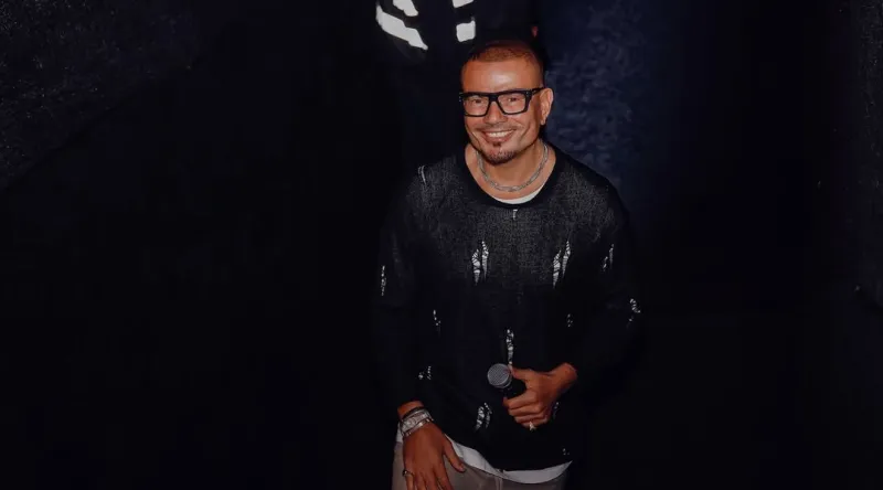 رسالة تقدير من عمرو دياب لجمهوره بعد قرار التأجيل المفاجئ لحفل دبي