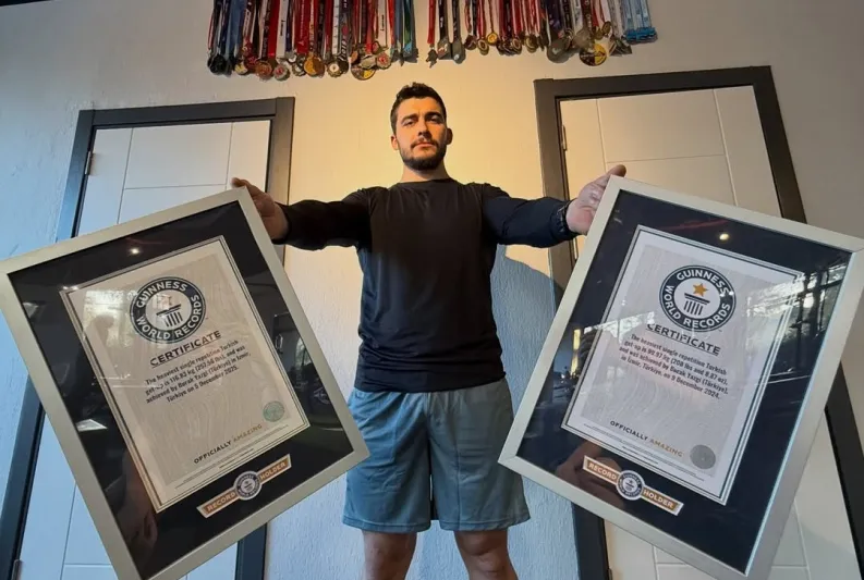 بوراك يازجي يسجل رقماً قياسياً جديداً في غينيس بحركة النهوض التركي (فيديو)