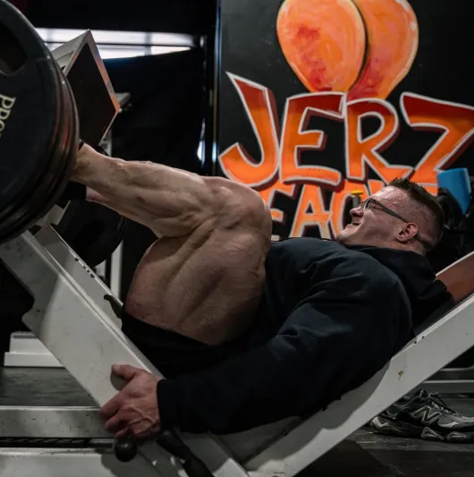 هل تتحكم الوراثة في سرعة بناء العضلات؟ خبير كمال أجسام يجيب (فيديو)