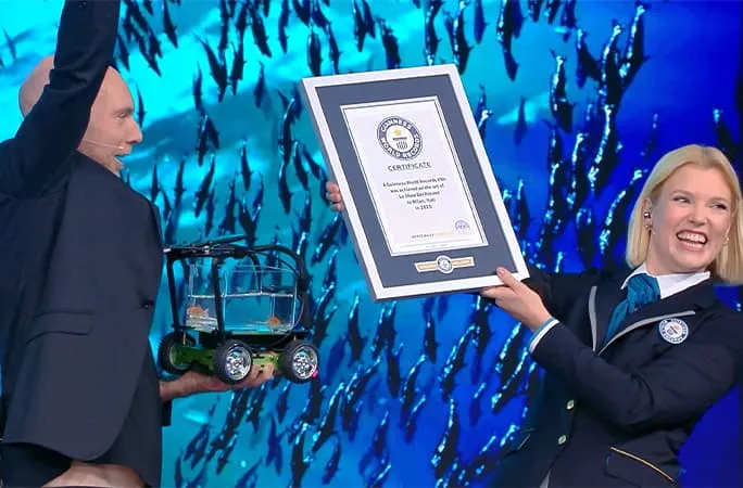 اختراع هولندي يحوّل سمكة ذهبية إلى سائقة سيارات حقيقية (فيديو)