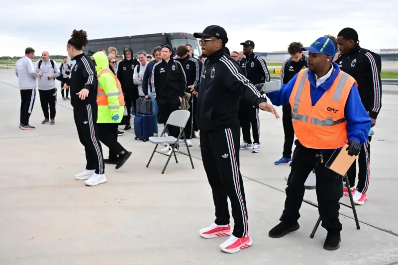 مشهد غير مسبوق: لاعبو بلجيكا يخضعون للتفتيش أمام جمهور المطار.. ما القصة؟