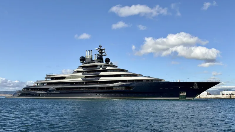 يخت "لومينانس" ينطلق بهيبة في المياه الدولية (فيديو)