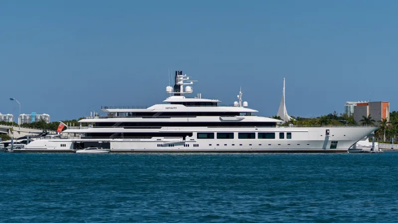 إنفينيتي.. تحفة بحرية تستعد للتألق في معرض اليخوت الدولي (فيديو)