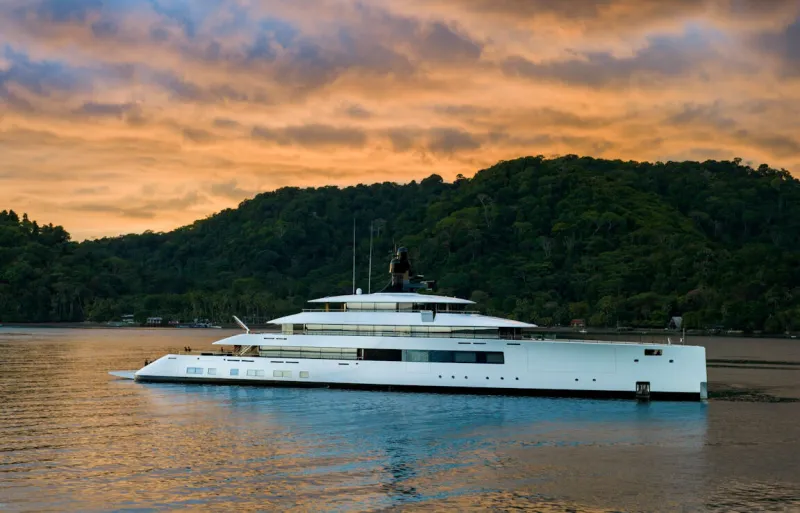 اليخت العملاق "فيدشيب 818" يلفت الأنظار قبالة سواحل كوستاريكا