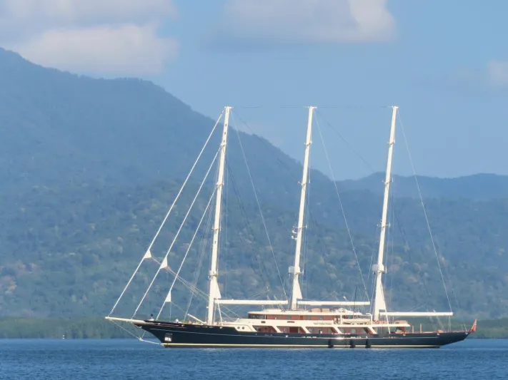 يخت EOS الشراعي يرسو في الفلبين.. تحفة لورسن بلمسة باري ديلر الفاخرة