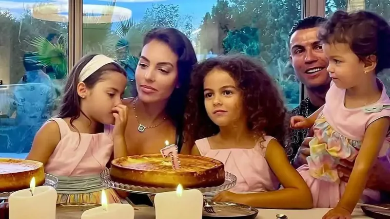 بصور عائلية.. رونالدو يوجه رسالة مؤثرة في يوم المرأة العالمي