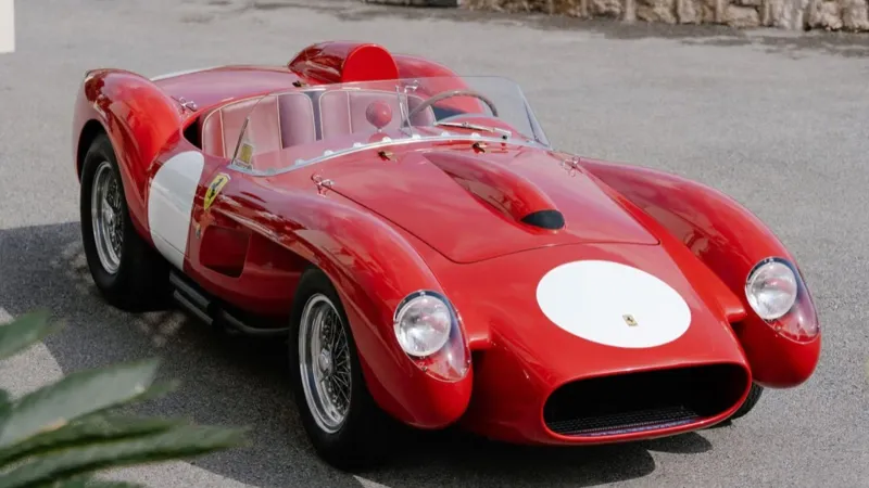 سيارة أسطورية في زفاف لوكلير.. ما قصة "فيراري تيستا روسا"؟