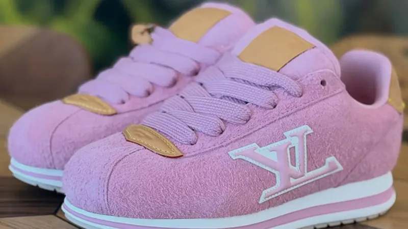 تصميم وردي فاخر.. كيف أعاد J‑Hope تعريف أزياء الشارع مع لويس فيتون؟