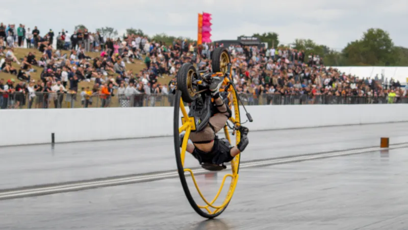 تفوق على الجميع.. كيف سجل بريطاني 14 شقلبة أمامية في دقيقة؟