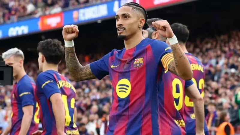 برشلونة يقسو على إشبيلية بخماسية تاريخية ورافينيا يتألق بهاتريك (فيديو)