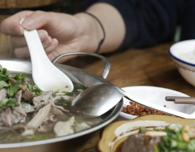 مرق العظام أم مرق الدجاج؟ مقارنة غذائية تكشف الأفضل لصحتك!