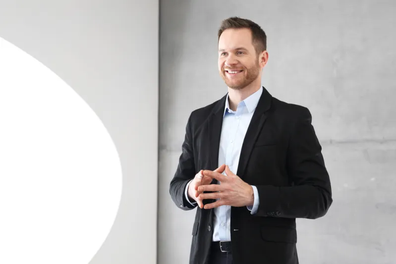 هل يؤثر المظهر على المشاركة في العمل؟ دراسة تكشف علاقة غير متوقعة