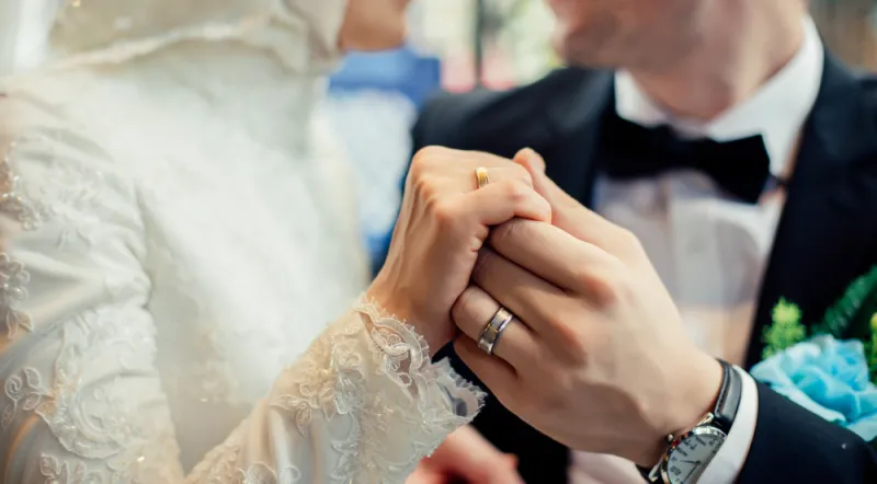 الكرم أم الثراء؟ دراسة تكشف معايير اختيار شريك الحياة في الأزمات