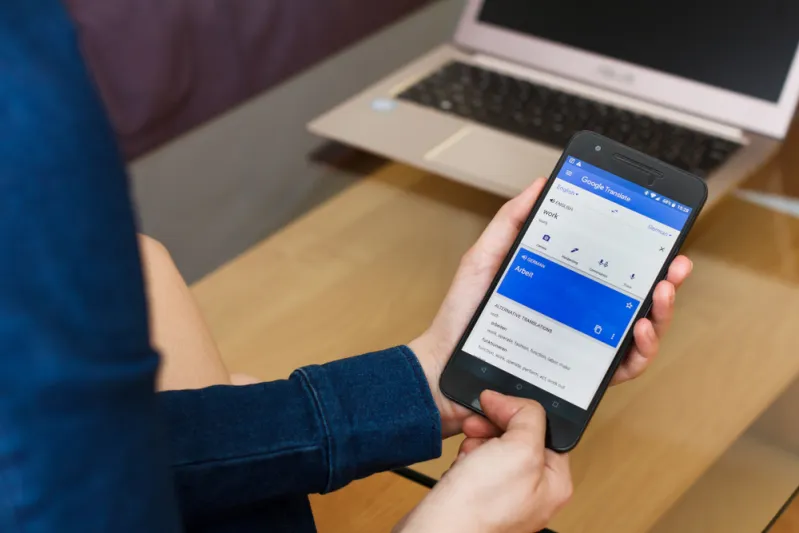 ميزة ترجمة جوجل الفورية تصل لهواتف "آيفون"..  وداعًا لحواجز اللغة!