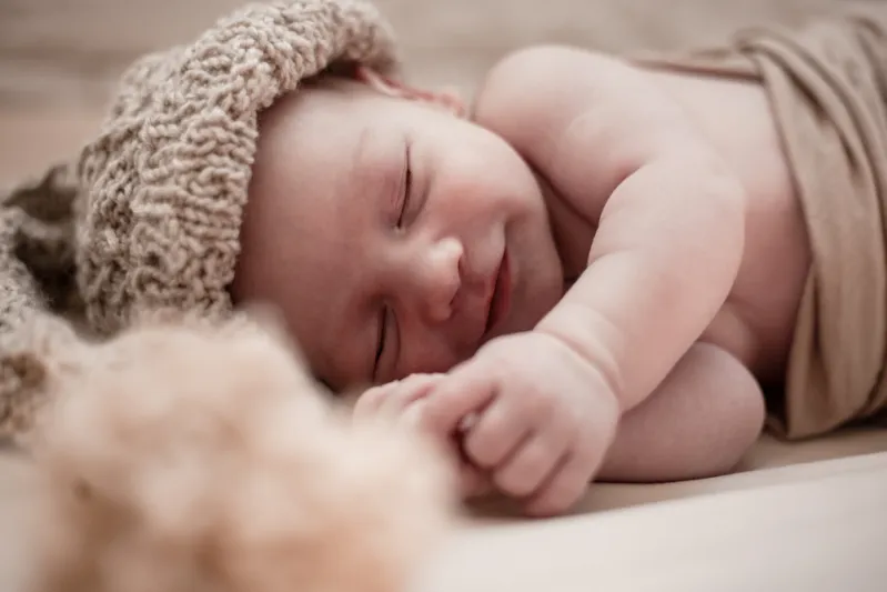 لماذا يولد الأطفال الرُضّع عاجزين تمامًا؟.. دراسة تكشف السر
