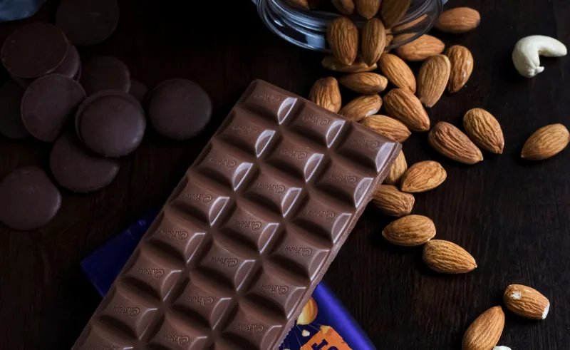ماذا يحدث لجسمك عندما تتناول الشوكولاتة الداكنة بانتظام؟