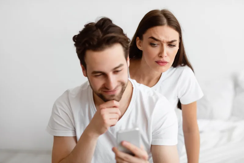 لماذا يميل الرجال إلى الغيرة أكثر من النساء؟ دراسة تجيب