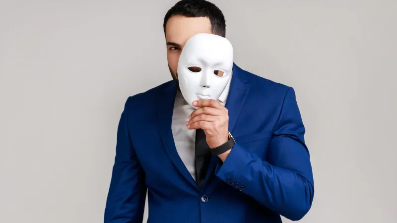 بين الحقيقة والمجاملة.. لماذا يعزز الكذب الإيجابي الروابط الإنسانية؟