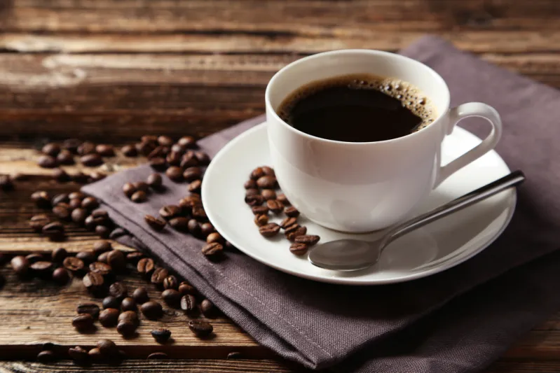 كوب قهوة أم مشروب طاقة في الصباح.. أيهما أفضل لصحتك؟
