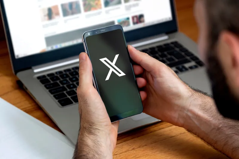 إكس تختبر تطبيقًا جديدًا لتحسين تجربة المراسلة على آيفون