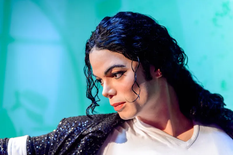 حتى بعد وفاته.. ألبوم The Essential لـ مايكل جاكسون يحقق إنجازًا جديدًا (فيديو)