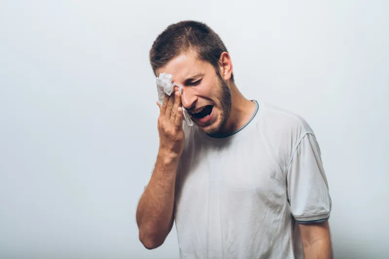 هل البكاء يحسّن المزاج حقًا؟ دراسة جديدة تكشف الإجابة