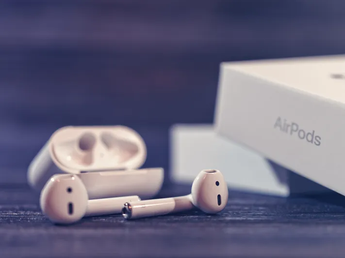 أبل تستعد لإطلاق AirPods Ultra بكاميرات الأشعة تحت الحمراء وميزات ثورية