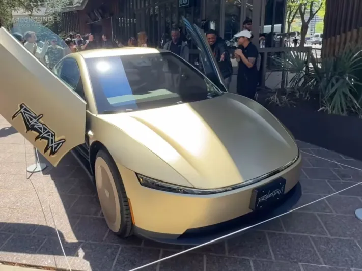 تسلا تكشف تفاصيل سايبركاب ذاتية القيادة من الداخل والخارج (فيديو)