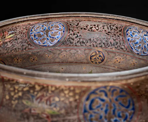 دار كريستيز تطرح وعاءً زجاجيًا مملوكيًا نادرًا للبيع بسعر خيالي