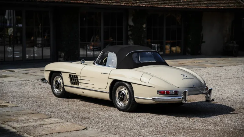 لعشاق الكلاسيكيات.. "مرسيدس 300 SL رودستر" النادرة معروضة للبيع بسعر يتجاوز مليون دولار