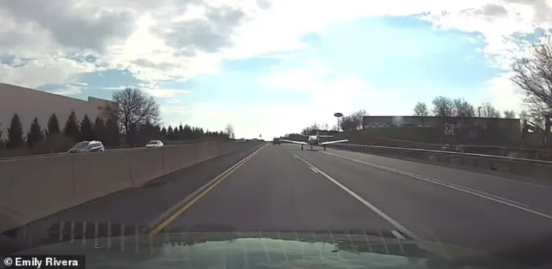 مشهد صادم للسائقين.. طائرة تهبط فجأة على طريق سريع (فيديو)