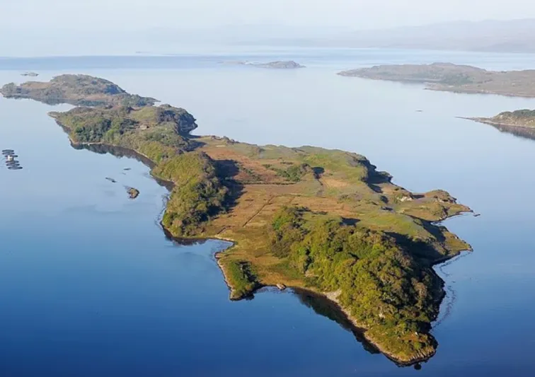 صفقة نادرة.. جزيرة اسكتلندية للبيع