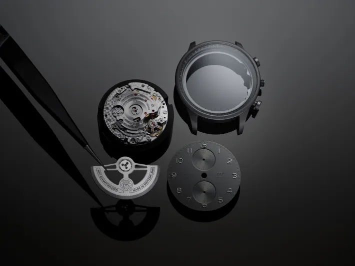 IWC Schaffhausen تتّشح بالأسود في ساعة Portugieser Chronograph Ceratanium