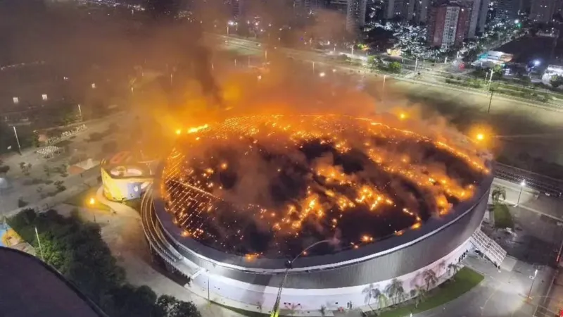 للمرة الثالثة.. حريق يلتهم سقف مضمار أولمبي في ريو (فيديو)