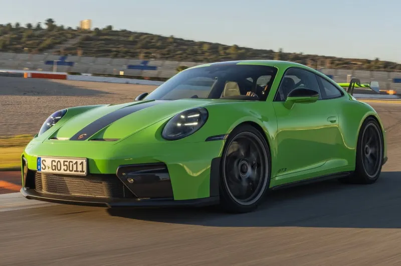 بورشه تكشف عن تقنية ثورية.. خطوط سباق تظهر وتختفي بضغطة زر