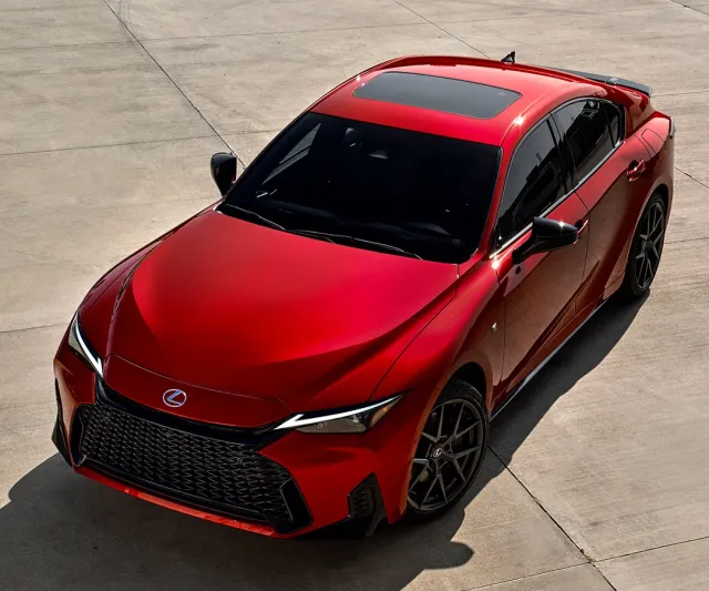  Al-Futtaim Lexus تكشف عن سيارة السيدان الرياضية الجديدة IS350