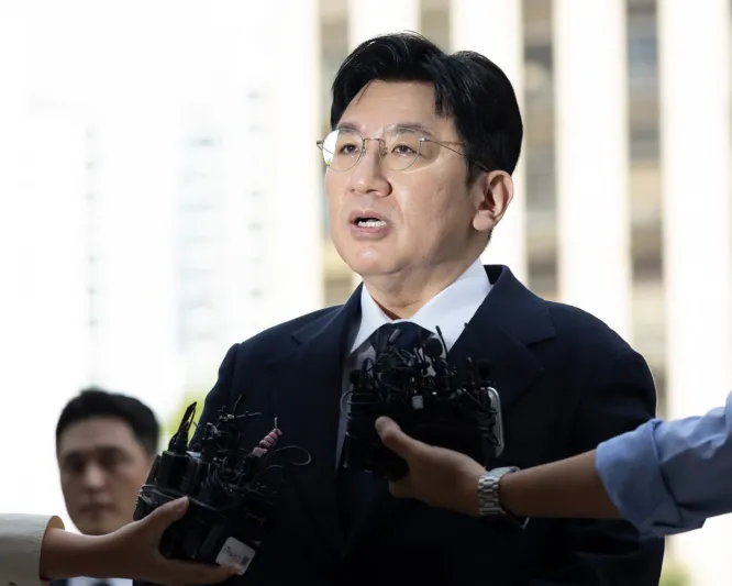 مؤسس شركة HYBE المنتجة لفرقة BTS مهدد بالاعتقال.. ما القصة؟