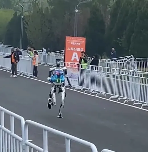 لحظة كوميدية في بكين.. روبوت "ينهار" عند خط البداية ويستدعي فريق إنقاذ (فيديو)