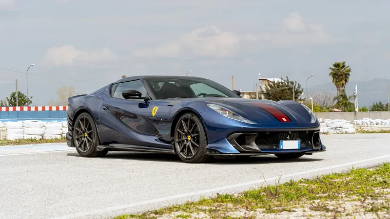 نسخة محدودة بسعر يتجاوز مليون يورو.. Ferrari 812 Competizione A تخطف الأضواء