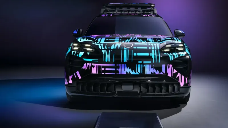 بورشه تكشف عن نظام شحن لاسلكي جديد للسيارات الكهربائية بكفاءة عالية (فيديو)