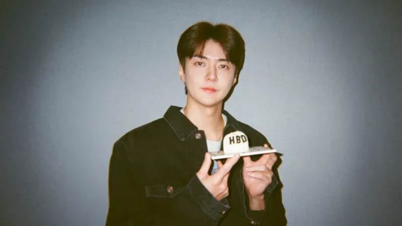 في عيده الثالث والثلاثين.. سيهون يثبت أن البساطة سر الجاذبية (فيديو)