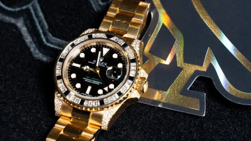 ساعة دريك النادرة من ألبوم "Take Care" للبيع بسعر قياسي 