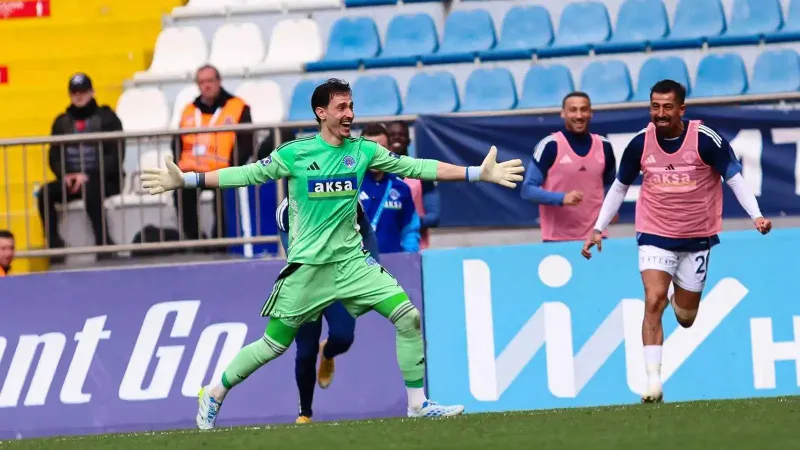 حارس مرمى يحرز هدفًا تاريخيًا بتسديدة من 75 مترًا (فيديو)