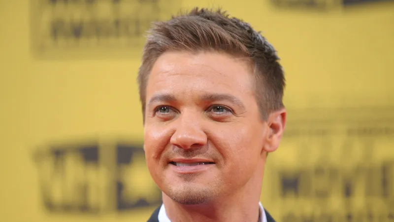 من حافة الموت لإنقاذ البشر.. جيريمي رينر يستثمر في "ذكاء اصطناعي" للحالات الطارئة