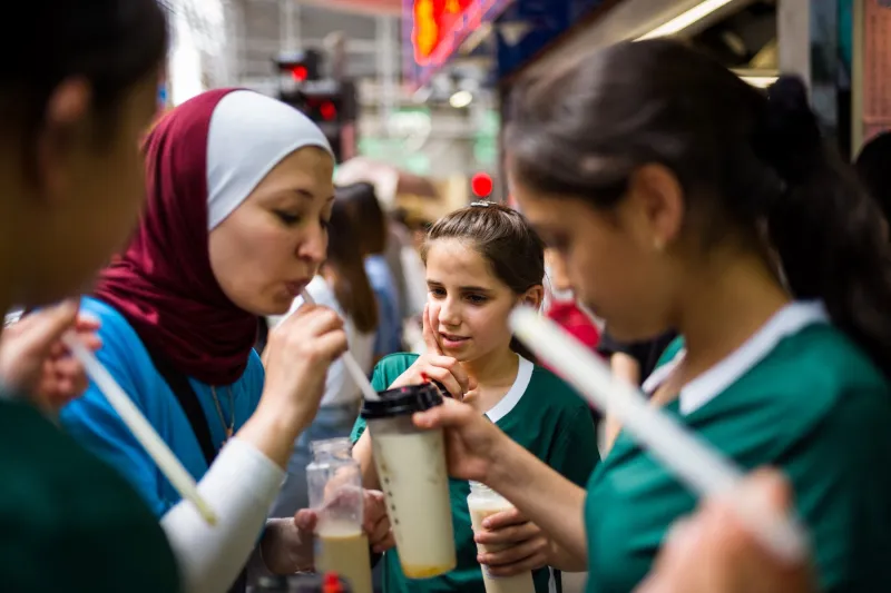 دراسة تكشف مفاجأة صادمة داخل أكواب مشروب شاي الفقاعات!