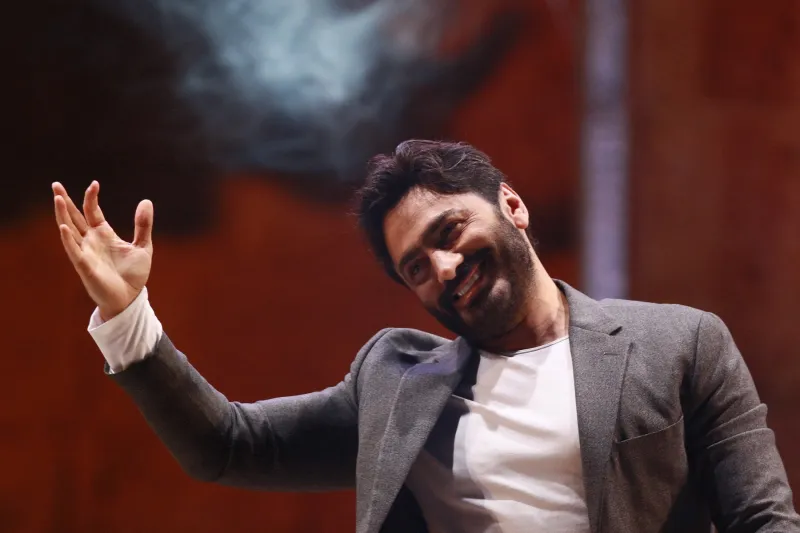 تامر حسني يمازح الجمهور عن زواجه للمرة الثانية (فيديو)