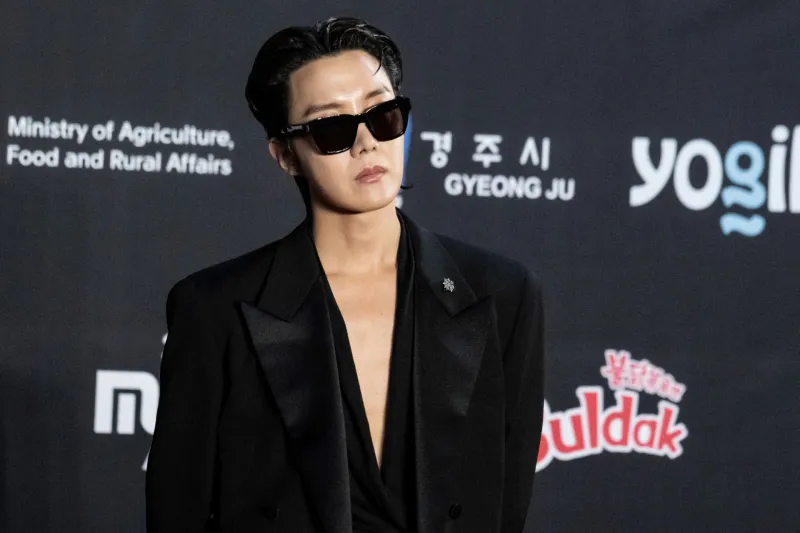 دموع خلف الكواليس.. جايهوب ينعى جدته بصور مؤثرة خلال جولة BTS العالمية