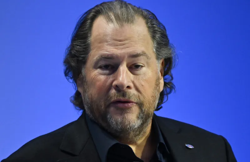 مارك بينيوف يتحدى المخاوف: توظيف 1000 خريج في تطوير الذكاء الاصطناعي